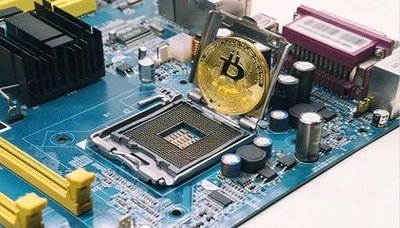 Immersion cooling system in a mining farm